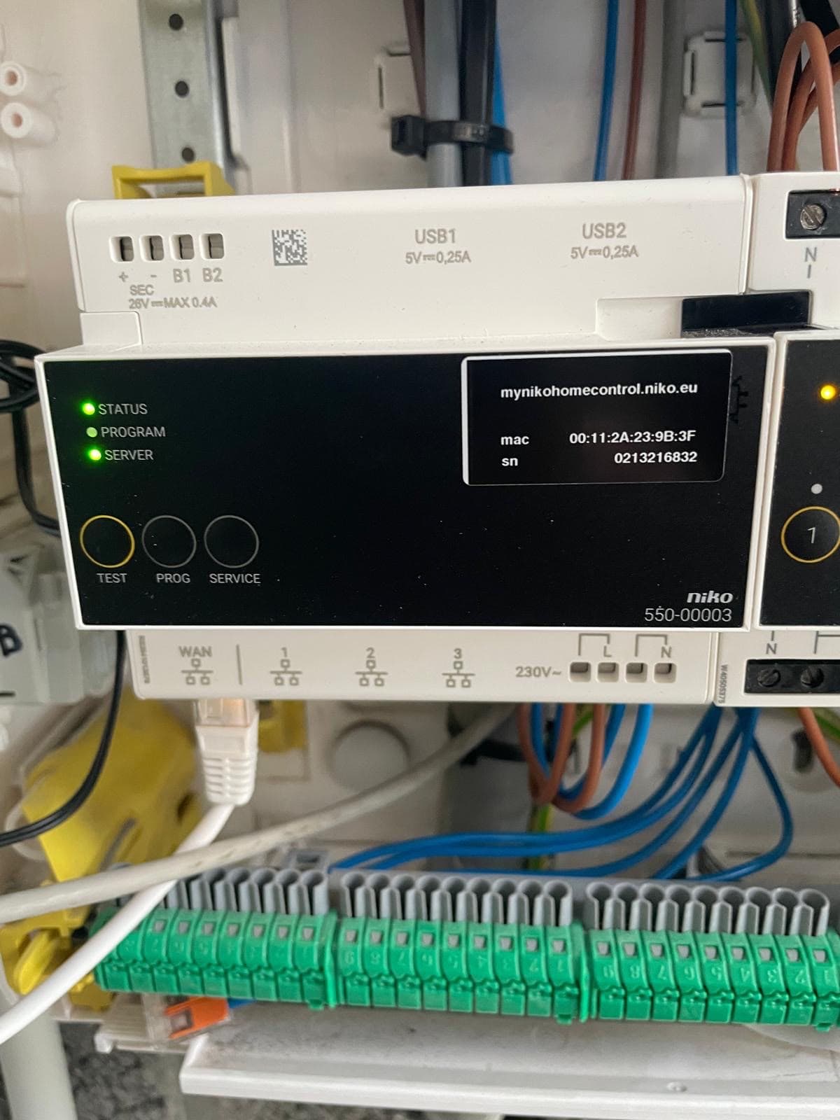 Module domotique Niko Home Control installé dans le tableau électrique