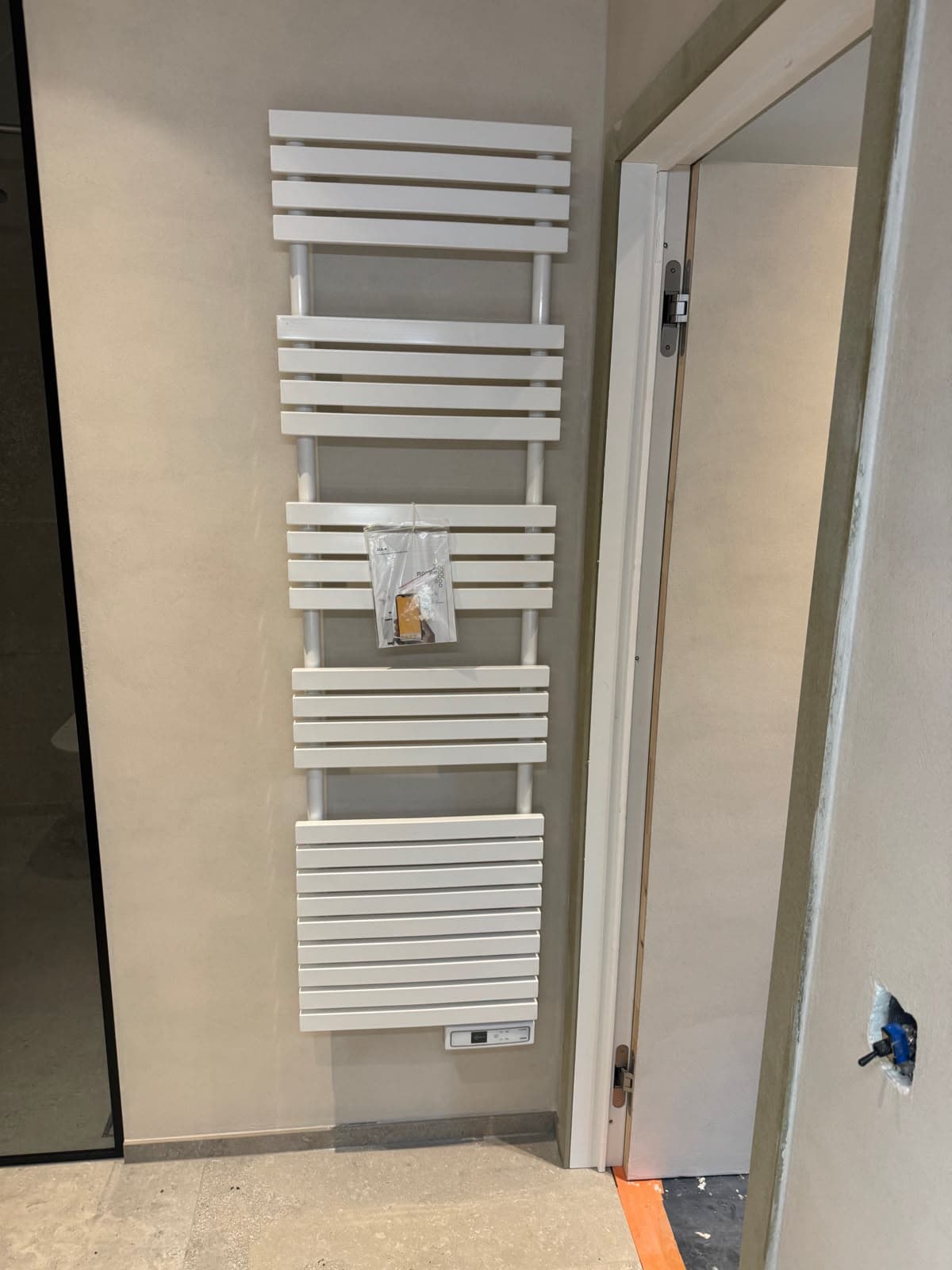 Sèche-serviettes électrique connecté installé dans une salle de bain