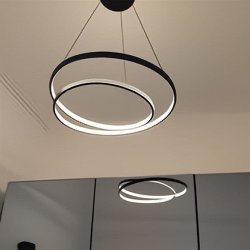 Suspension design à anneaux LED au-dessus d'un escalier