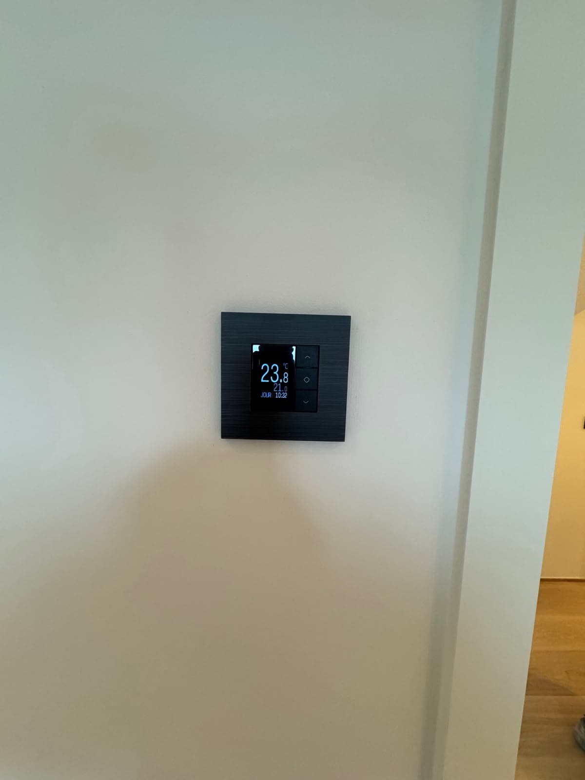 Thermostat connecté encastré avec affichage de la température