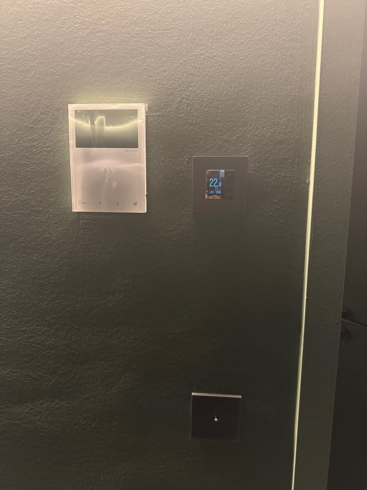 Vidéophone intérieur et thermostat connecté installés côte à côte